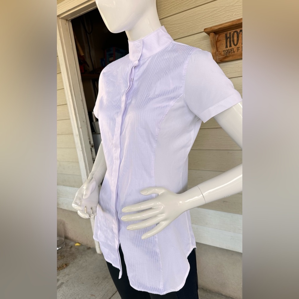 Ariat White Casual Button Down Shirt with Timeless Design
